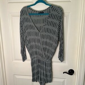 Living Hula Longsleeve romper. Size XL